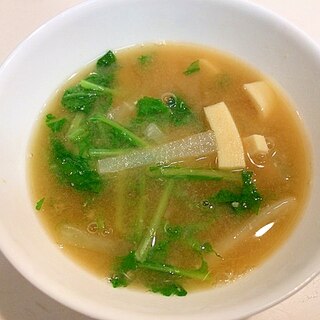 ビタミンたっぷり☆大根と大根の葉と高野豆腐の味噌汁